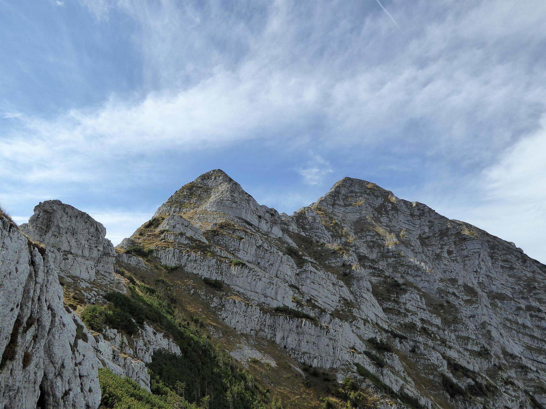 Die zwei längeren Kletterpassagen mit der Gratpassage dazwischen.