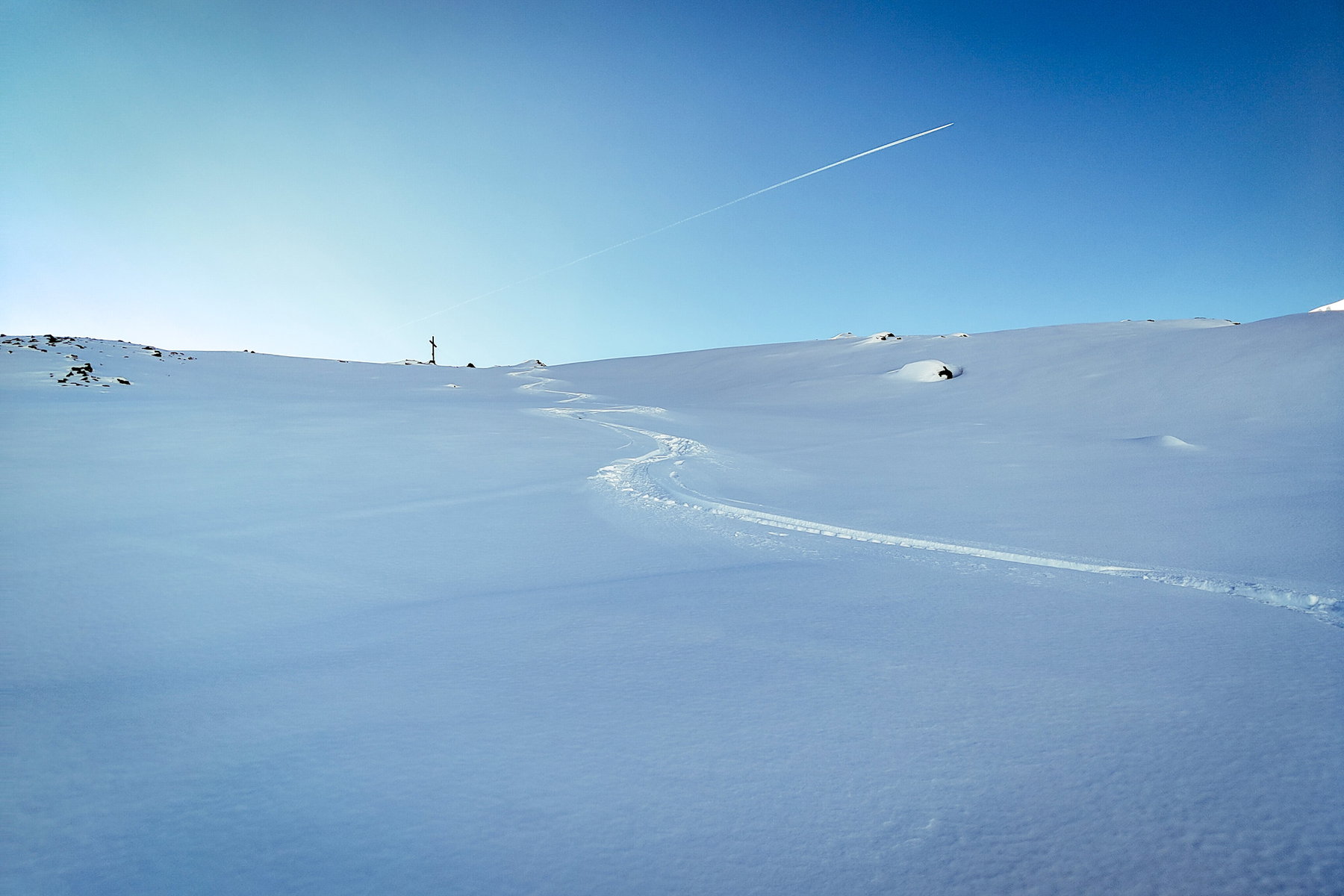 Die erste Spur in den unberührte Abfahrtshängen im Osten des Schaflegerkogels. Foto: Simon Widy