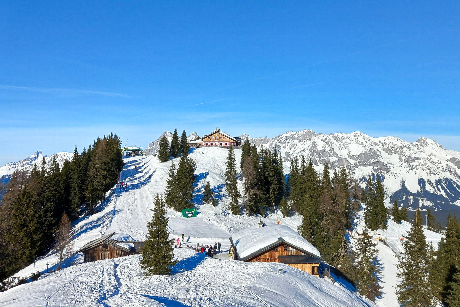 Blick von der Kleinen Hochwurzen zur Hochwurzen. Davor die Hochwurzenalm. Foto: Martina Friesenbichler