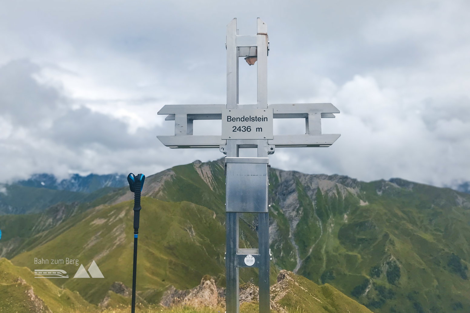 Das Gipfelkreuz mit einem “Schummelstock” mit Blick Richtung Osten. Foto: David Kurz
