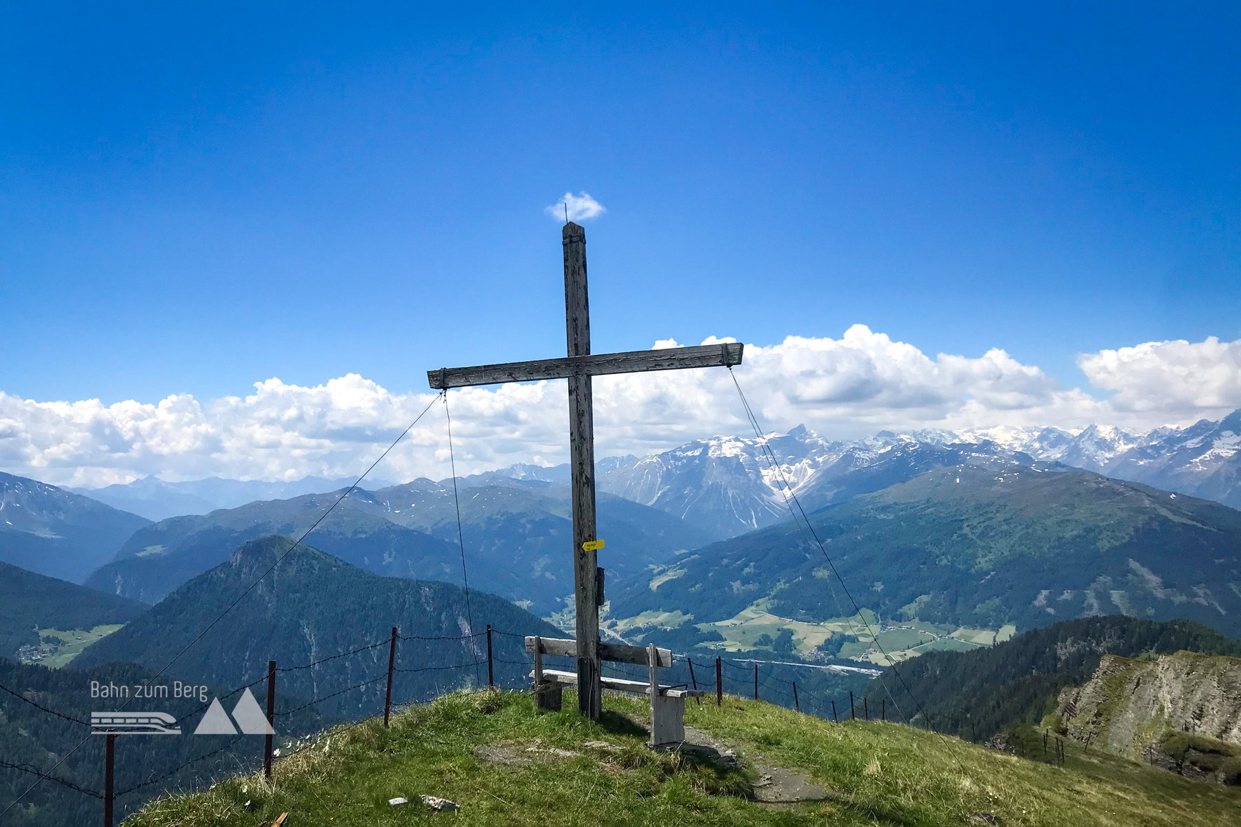 Das Gipfelkreuz mit einem gemütlichen Jausenbankerl davor. Foto: David Kurz
