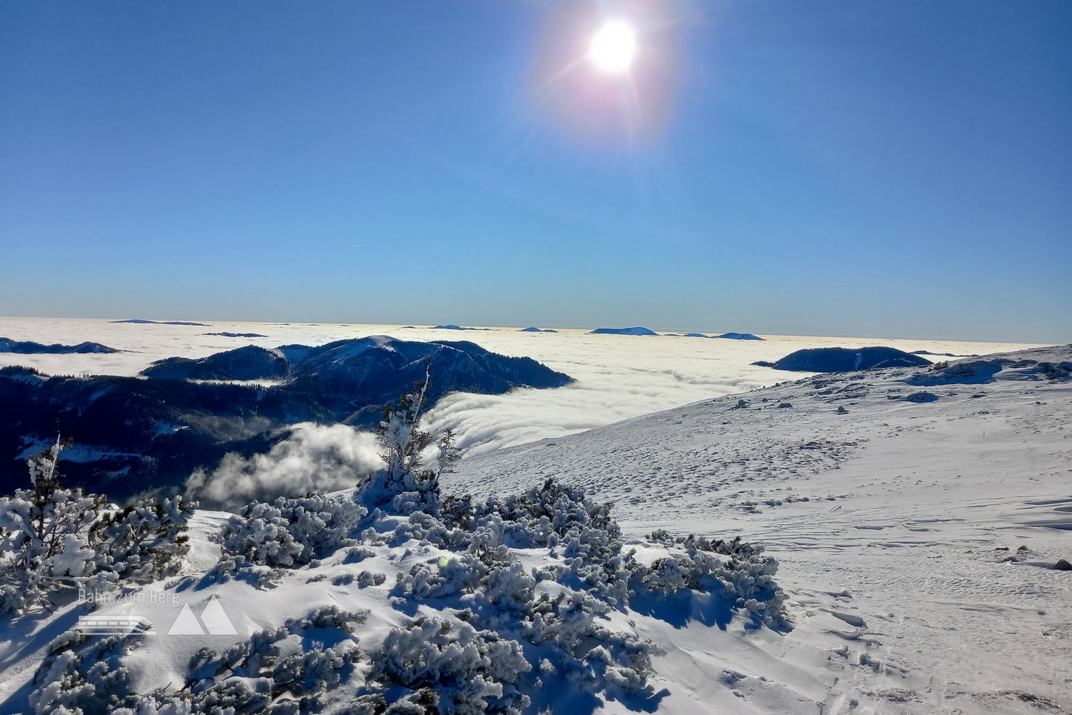 Nur die höchsten Gipfel ragen aus dem Nebelmeer heraus. Foto: Martina Friesenbichler
