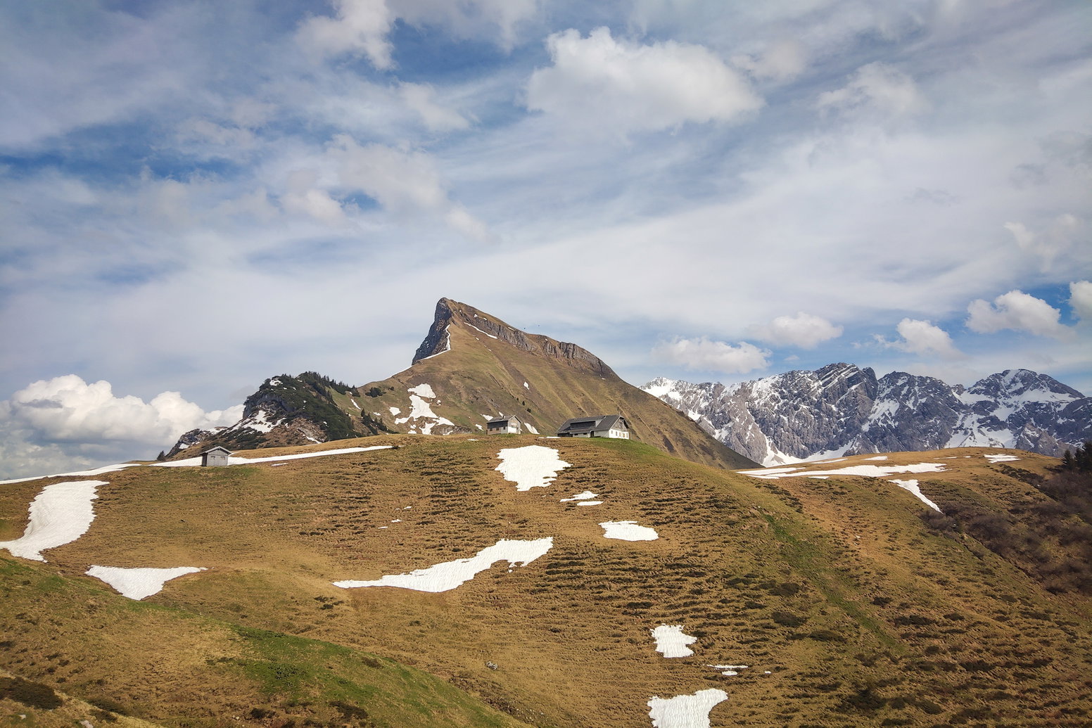 Am Schadonapass: Biberacher Hütte mit Rothorn im Hintergrund. Foto: Norman und Lisa