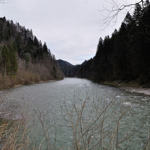Am Ufer der Bregenzerach Richtung Bregenzerwald wandern