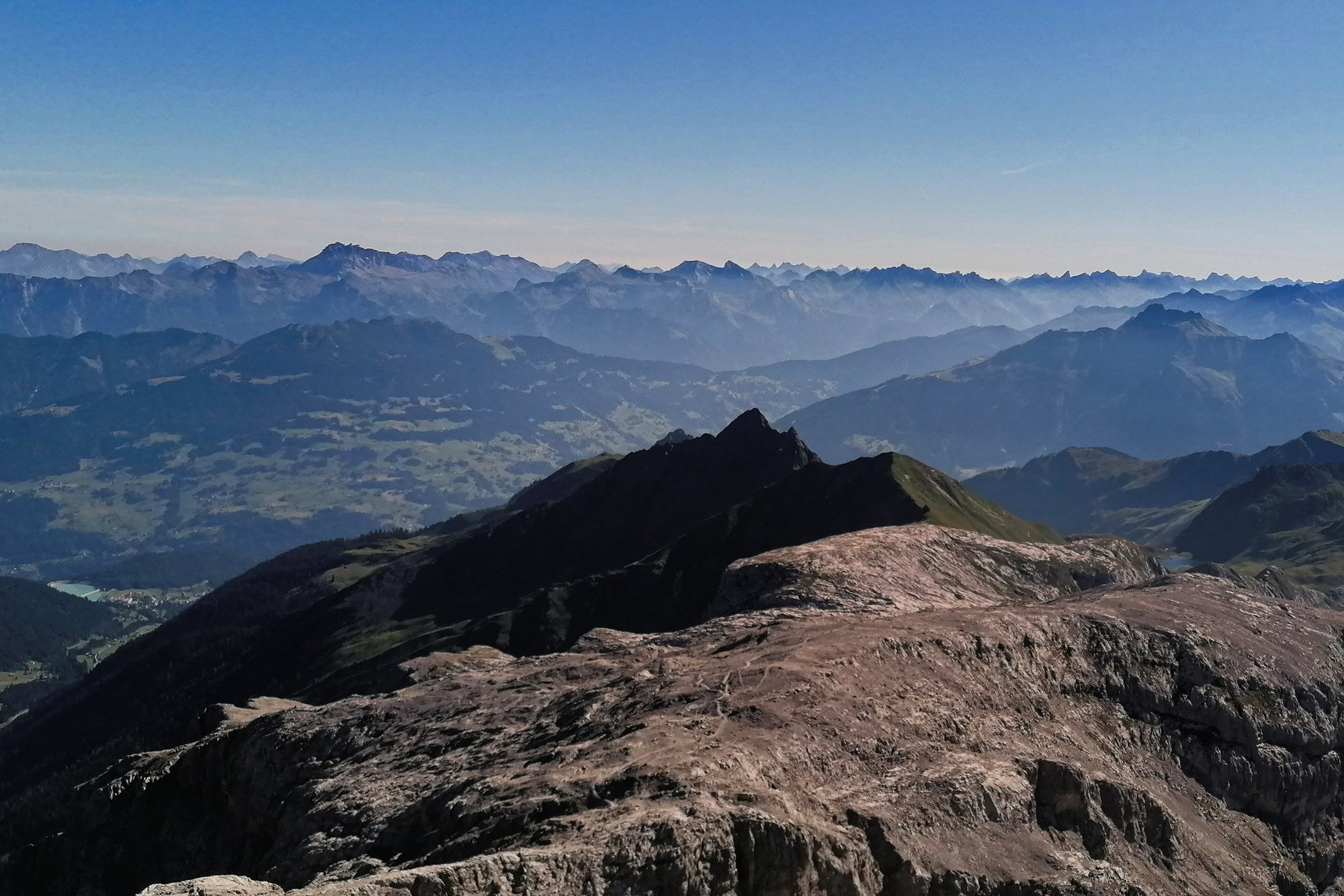 Gipfelblick nach Nord, über dem massiven Bergstock kann man den Tilisunasee erkennen, links im Bild der Stausee Latschau. Foto: Norman und Lisa