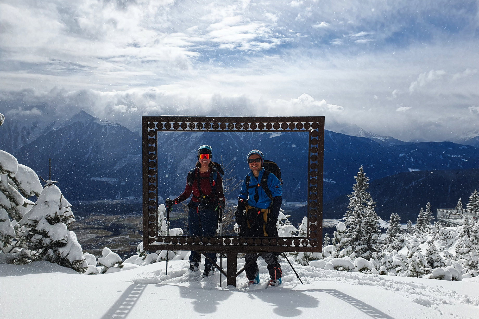 Just am prädestinierten Aussichtspunkt blinzelt kurz die Sonne durch. Im Hintergrund das schneelose Inntal. Foto: Niklas, POW AT