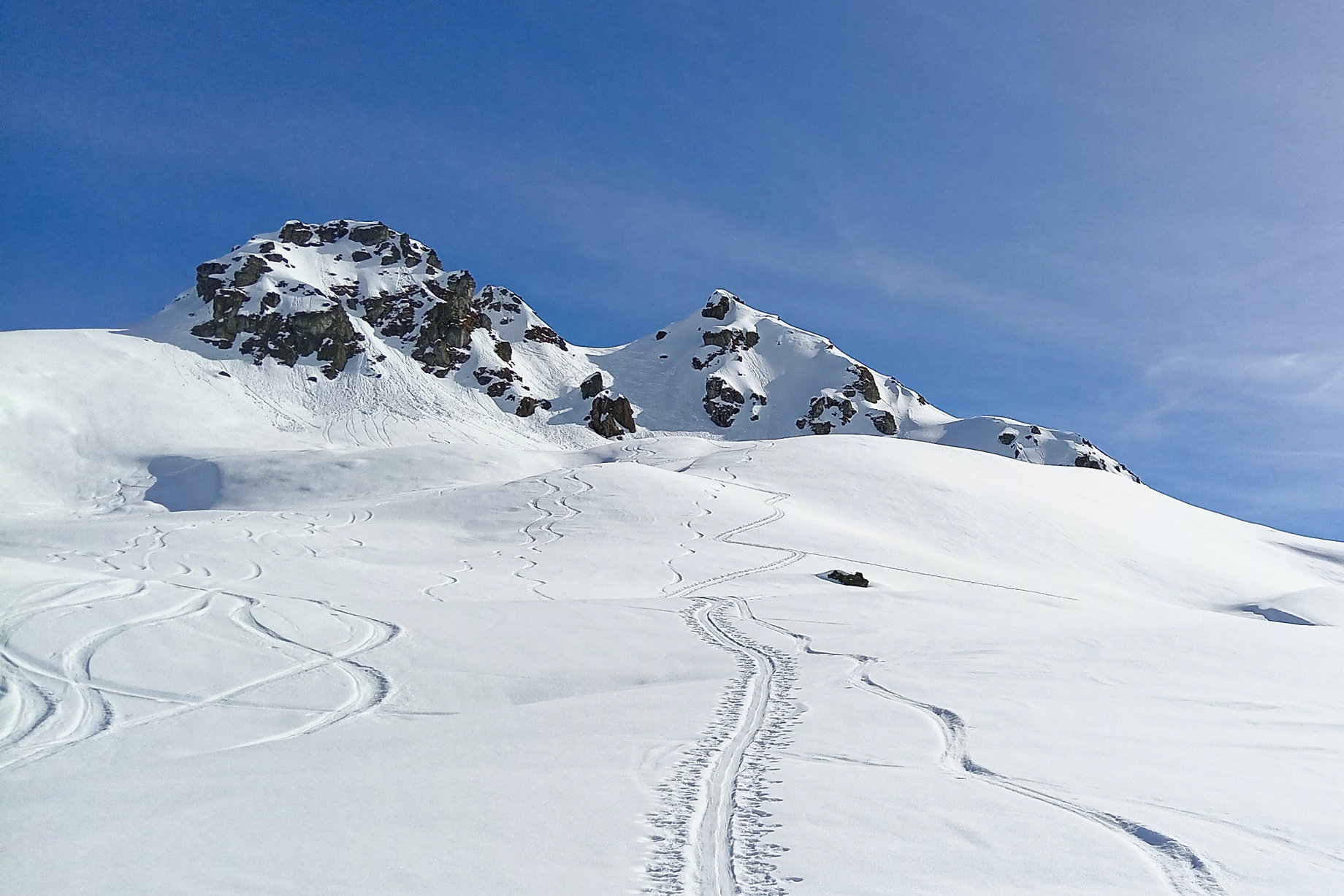 Blick auf den Gipfel von Westen (links der Hauptgipfel, rechts der „Wintergipfel“). Foto: Lisa und Norman