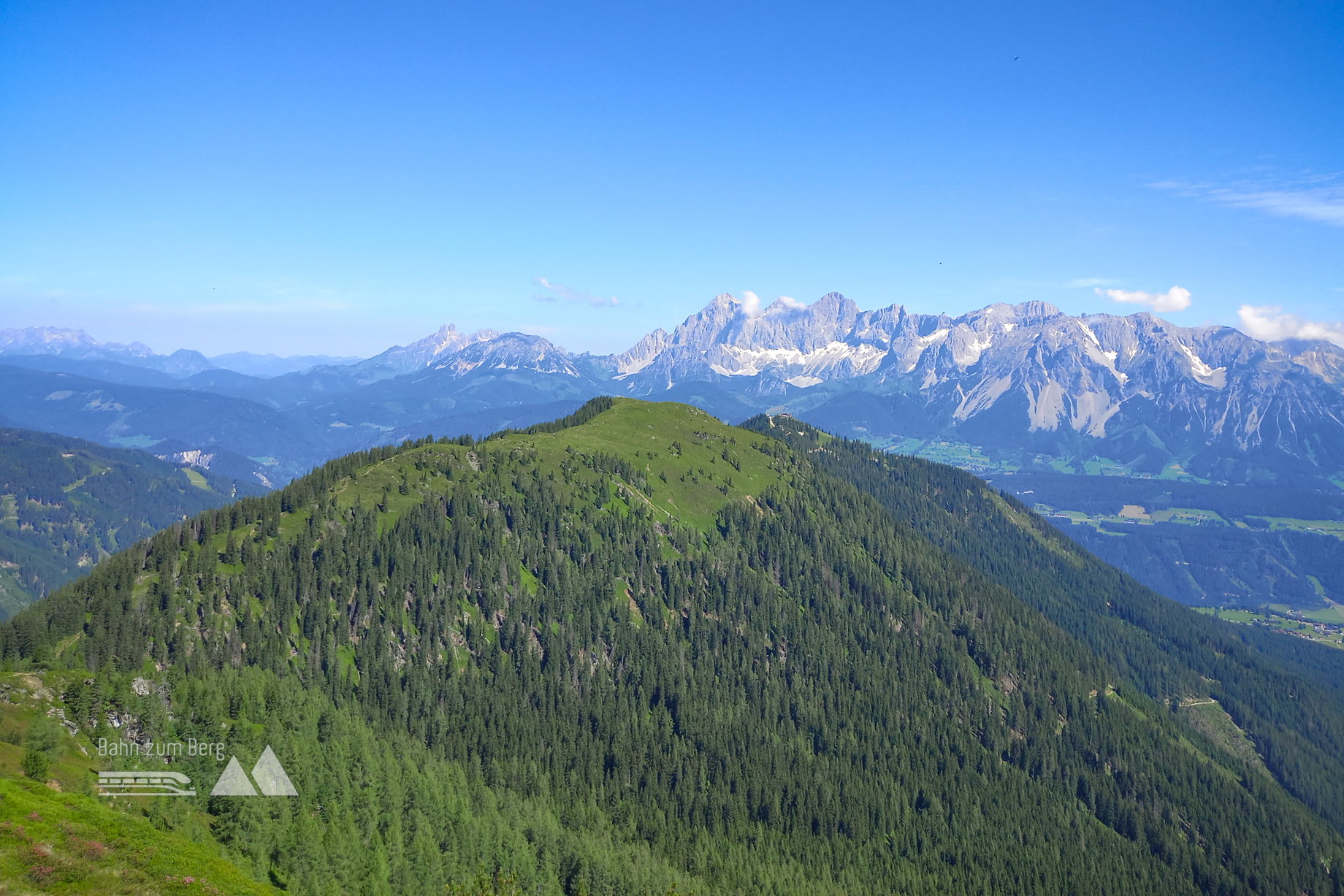 Dachstein. Im Vordergrund das Rossfeld. Foto: Martina Friesenbichler