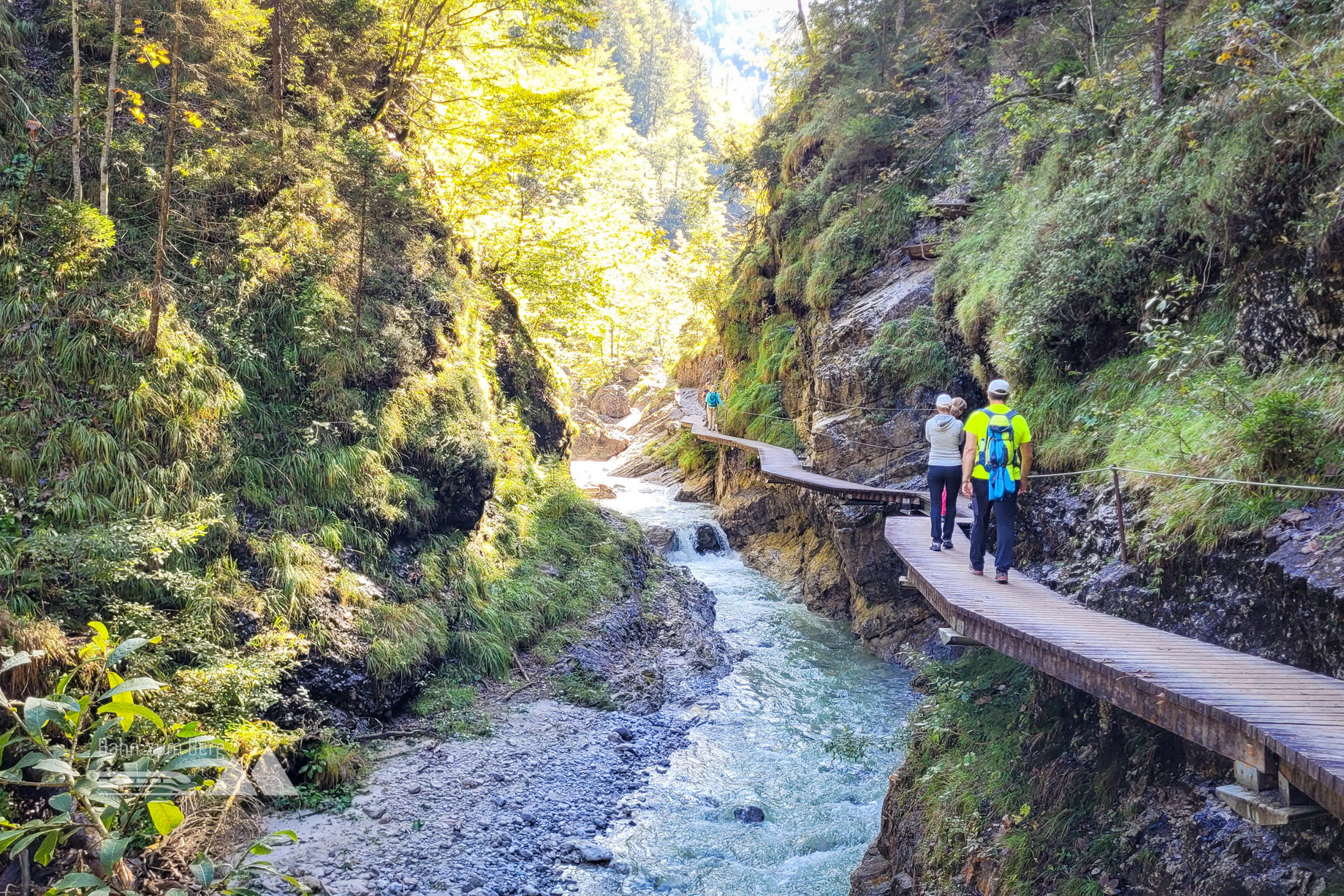 In der Griesbachklamm ist man vermutlich nie alleine unterwegs, doch verteilen sich die Wanderer recht gut auf der Strecke. Ein tolles Naturerlebnis. Foto: Konrad Gwiggner