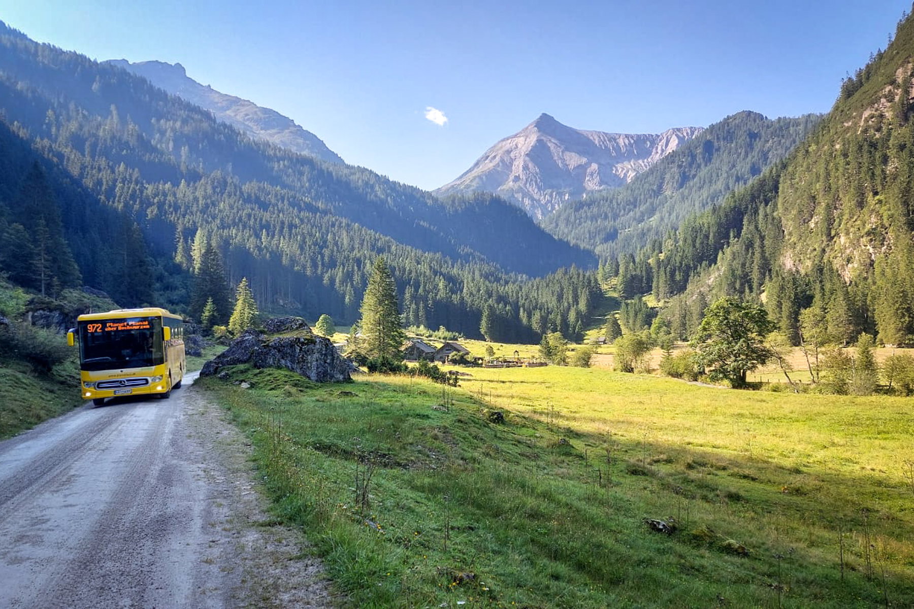 Beim Reinfahren ins Tal begegnet uns ein Bus. Im Hintergrund sehen wir schon unser erstes Gipfelziel, die Steirische Kalkspitze. Foto: Moni