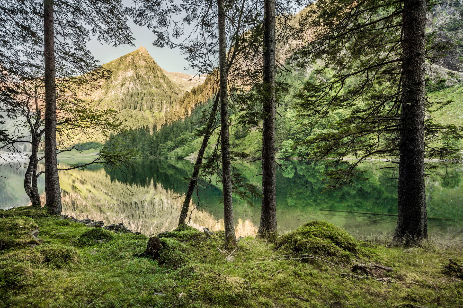 Das klare Wasser des Schwarzensees. Foto: Volkhard Maier