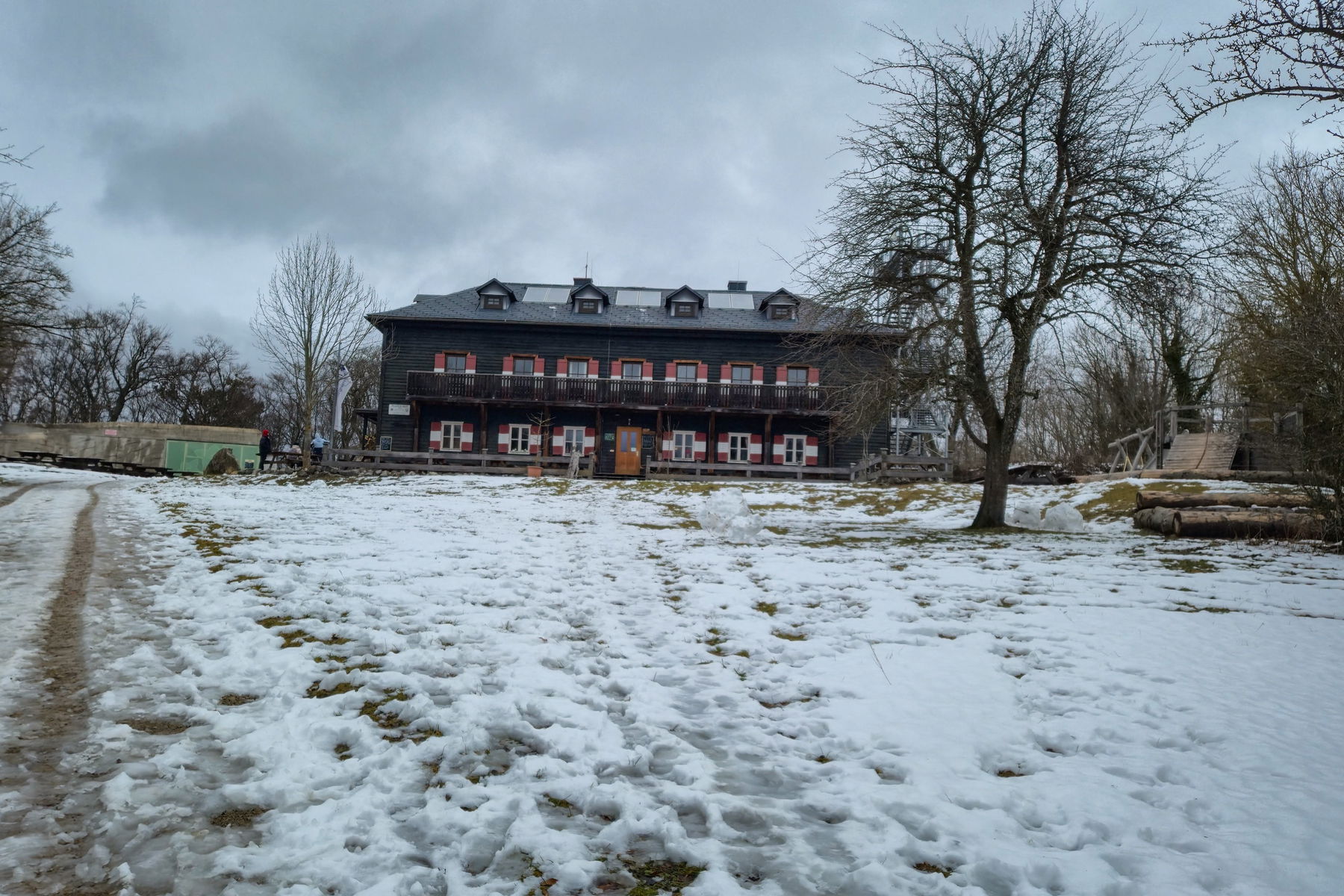 Das Peilsteinhaus im gatschigen Schnee vor unseren Augen. Foto: Linda Prähauser